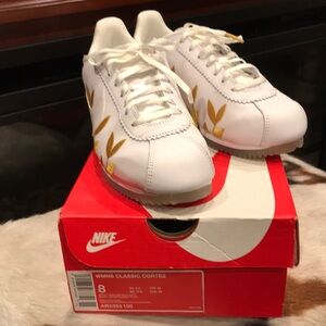 White/Gold Women’s 8 Nike shoes, gently used, clean,  no scuffs.